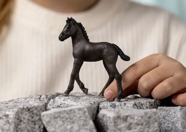 Schleich 13977 Fries Veulen Fashion